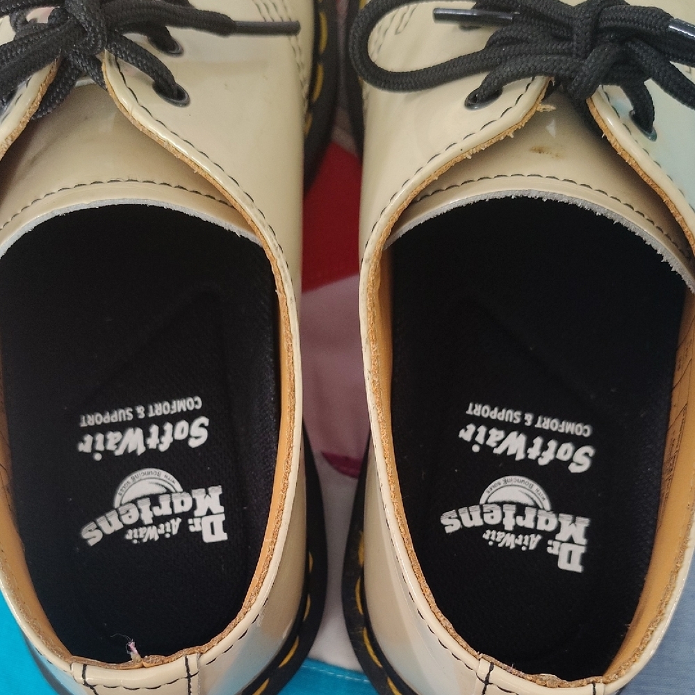 Dr. Martens 1461 Cream Patent 3-Eye Oxford with Black Laces - Picture 2 of 7